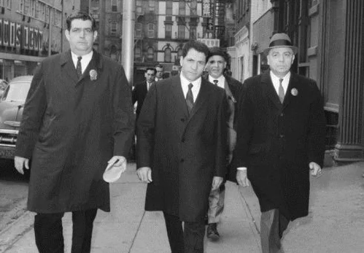 John "Sonny" Franzese, centro, el 24 de marzo de 1966, cuando era escoltado a la comisaría de la calle Elizabeth en Nueva York, después de su detención en una acusación de 43 juegos de azar. /  Foto: AP Archivo