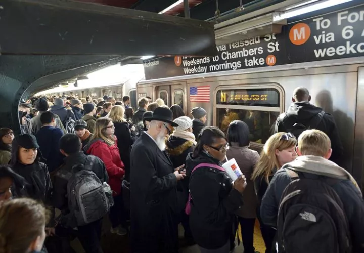 El accidente tuvo lugar en hora punta después de que se activara el freno de emergencia por causas que están siendo investigadas por la Autoridad Metropolitana del Transporte (MTA). EFE/Archivo