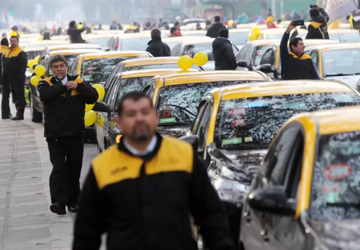 Taxistas chilenos se manifiestan hoy, lunes 10 de julio de 2017, en Santiago (Chile). EFE