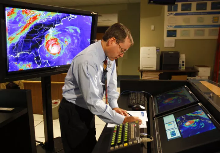 En esta foto de archivo del 2 de septiembre de 2010, el jefe de meteorólogos del huracán James Franklin se prepara para una actualización en vivo sobre un huracán.  /  Foto: AP
