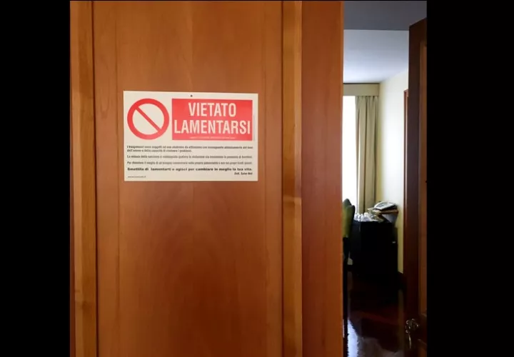 La página en línea del diario vaticano La Stampa publicó una foto del cartel el viernes.  /  Foto: AP