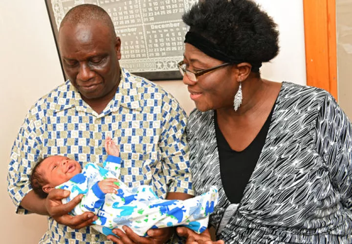 Isaiah Somuah Anim, de 59 años, y su esposa Akosua Budu Amoako, de 59 años, sostienen a su hijo Isaiah Somuah Anim, Jr.   /  Foto: AP