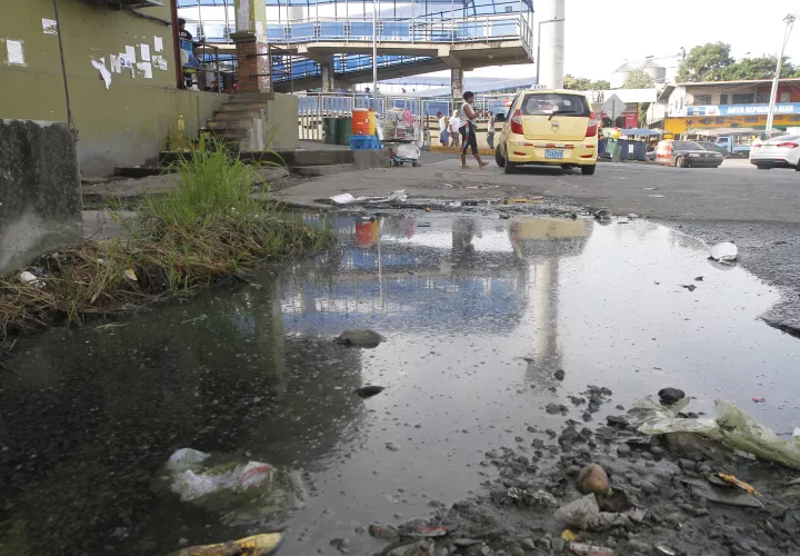 Cuando llueve las aguas servidas se desbordan hacia la calle.  /  Foto: Edwards Santos