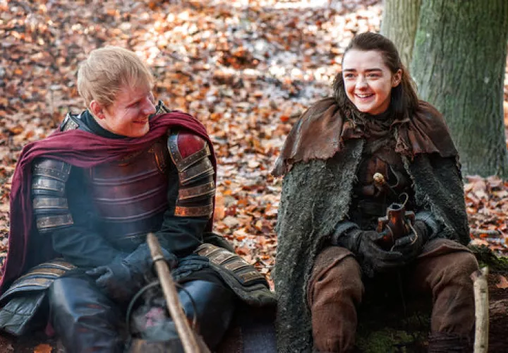 Esta imagen lanzada por HBO muestra a Ed Sheeran, a la izquierda, y Maisie Williams en una escena de &quot;Game of Thrones&quot;. Sheeran apareció como un soldado Lannister.  /  Foto: AP