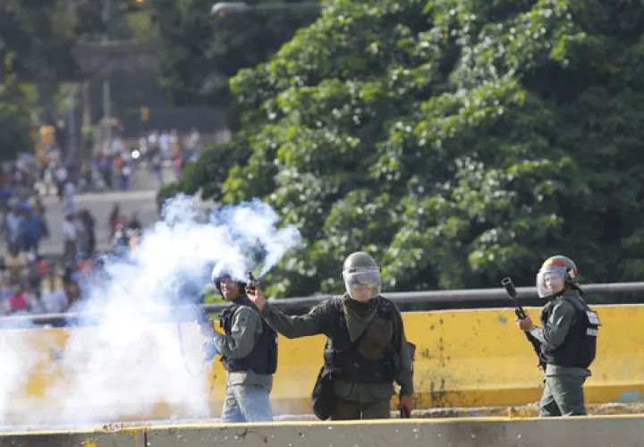 Después de 108 días de protestas antigubernamentales no ha cedido a las presiones de sus adversarios que exigen la convocatoria de elecciones generales.  /  Foto: AP Archivo