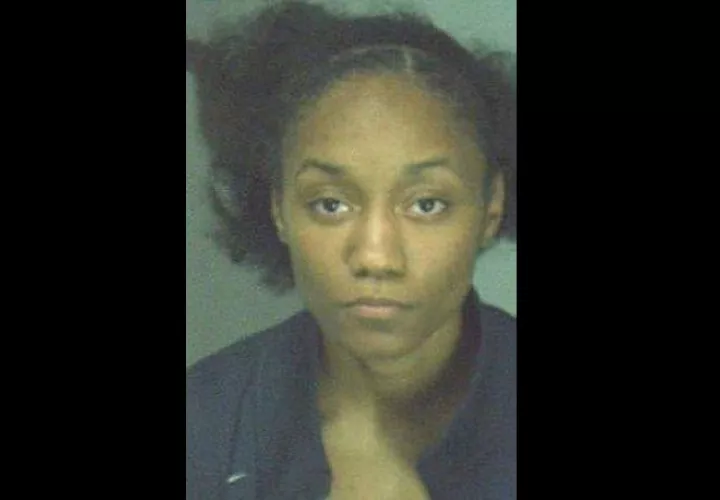 Dijanelle Fowler, de 25 años, también fue acusada de crueldad hacia menores y de ocultar la muerte de Skylar Fowler el 15 de junio. / Foto: Facebook