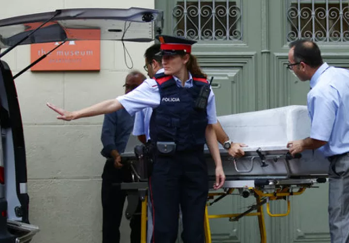 Exhuman restos embalsamados de Salvador Dali con la con el fin de encontrar muestras genéticas.  /  Foto: AP