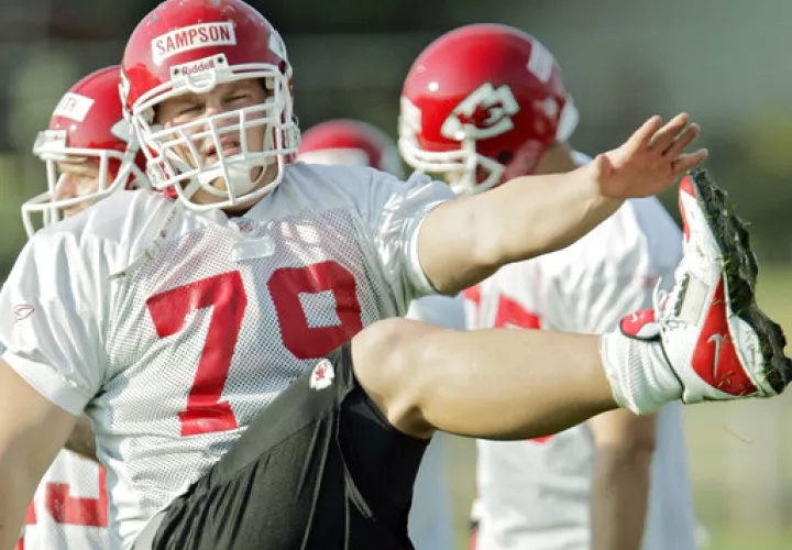 Kevin Sampson, de Kansas City Chiefs (79), se extiende durante los calentamientos al comienzo de la práctica de campamento de verano en la Universidad de Wisconsin, en River Falls, Wisc. /  AP