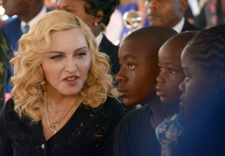 Madonna, a la izquierda, se sienta con sus hijos adoptados David y Mercy.  /  Foto: AP