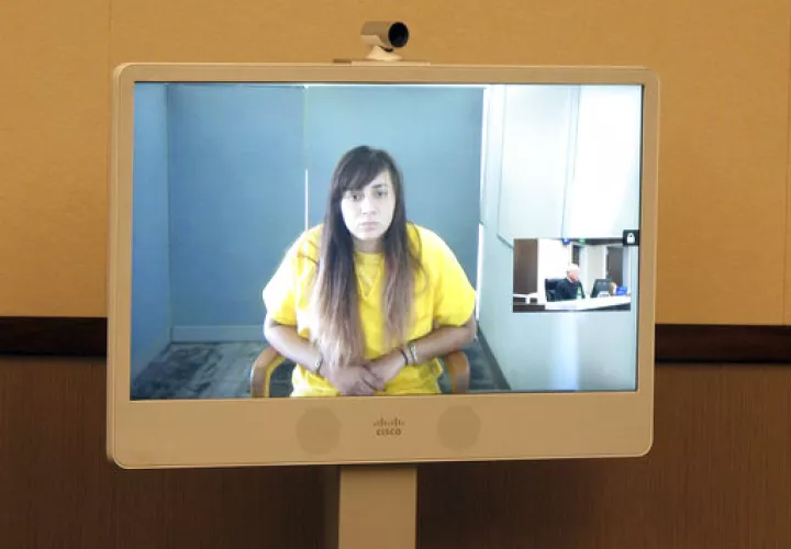 Obdulia Sanchez, de 18 años, compareció por video a distancia ante el Tribunal Superior del condado de Merced vestida con el uniforme amarillo de los presos. /  Foto: AP