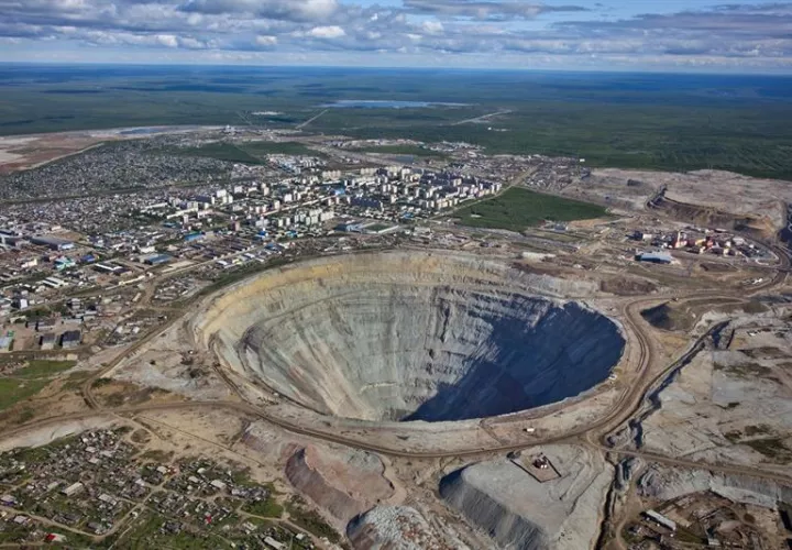 Vista de la mina a cielo abierto de diamantes "Mir", en Mirni, la república siberiana de Yakutia, Rusia. /  EFE