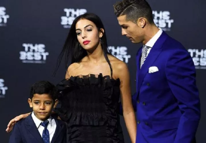 Cristiano Ronaldo posa junto a Georgina Rodríguez y Cristiano Jr. Foto: EFE