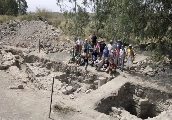 En la imagen, el equipo que ha trabajado en las excavaciones. EFE