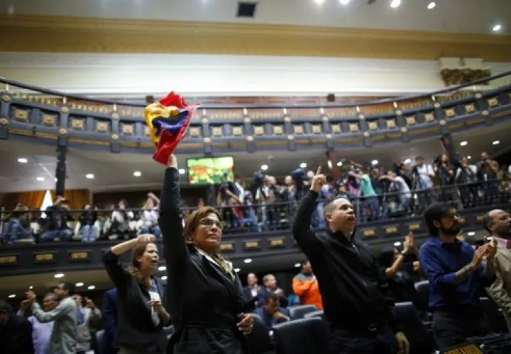 Los legisladores de la oposición gritan "fraude, fraude durante una sesión de la Asamblea Nacional de Venezuela en Caracas, Venezuela.  /  Foto: AP