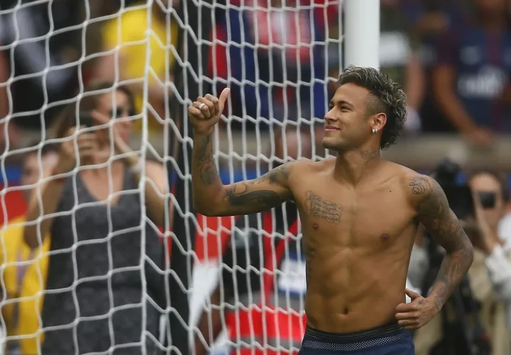Neymar saluda a la afición del PSG. Foto: AP