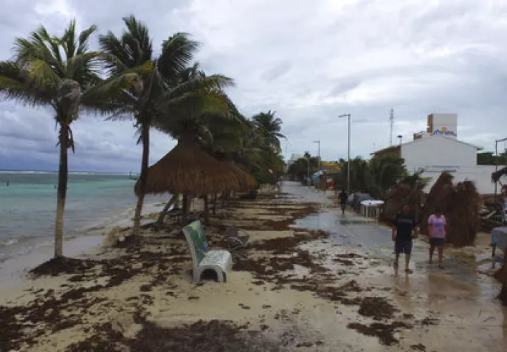 Las autoridades emitieron una alerta por huracán en la costa mexicana, desde Veracruz hasta Cabo Rojo.  /  Foto: AP