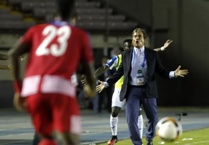 Jorge Luis Pinto técnico de la Selección de fútbol de Honduras. Foto: EFE