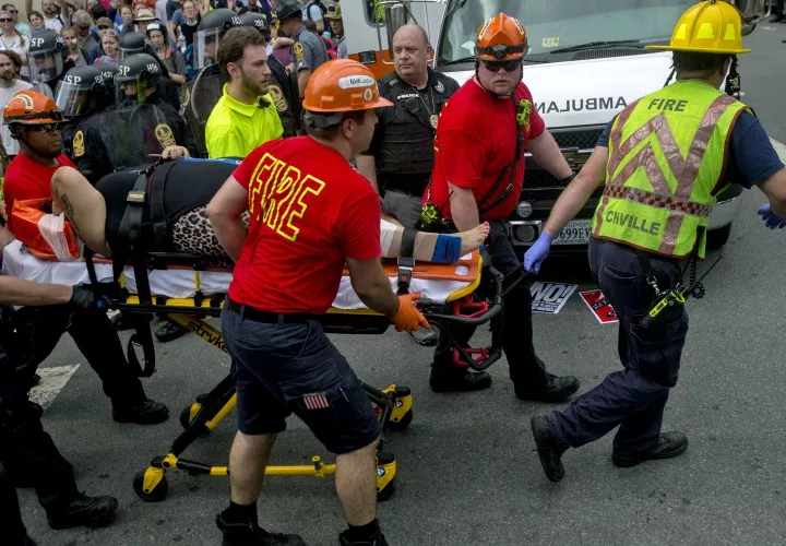 Ayudan a los heridos del accidente en Charlottesville. FOTO AP