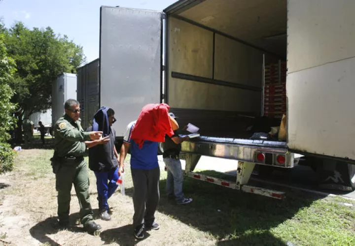 El hallazgo ocurrió más de tres semanas después de que 10 personas murieron y varias otras fueron rescatadas de un remolque estacionado frente a una tienda Walmart en San Antonio.  /  Foto: AP