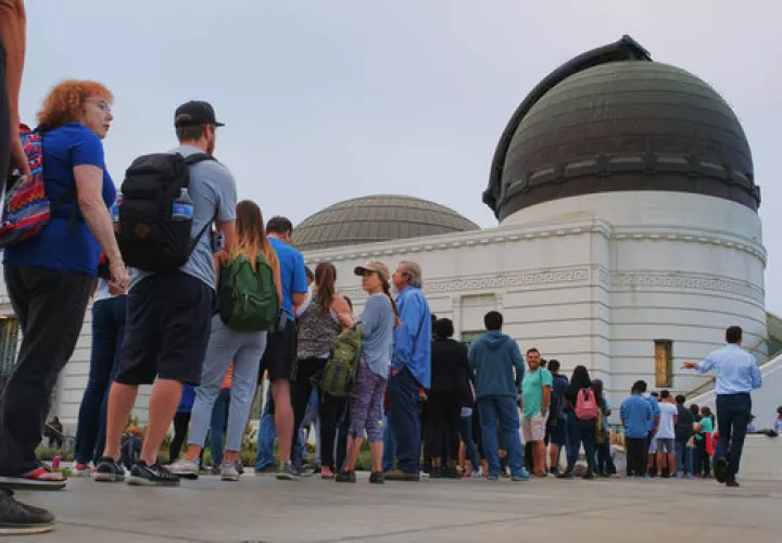 La gente espera en línea comprar anteojos para el eclipse en el Observatorio Griffith en Los Ángeles el lunes 21 de agosto de 2017.  /  AP