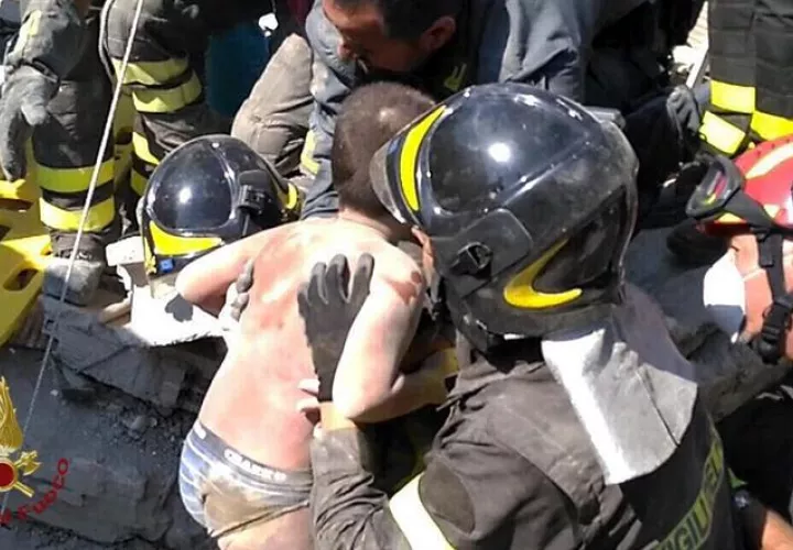 Tres niños de 11, 7 años y otro de 7 meses,  fueron rescatados con vida.  /  Foto:  EFE