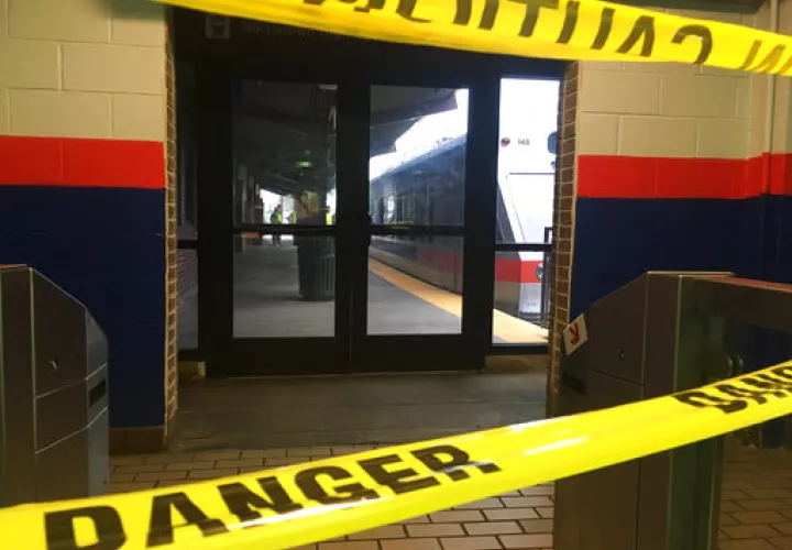 La policía graba bloques de una vía de tren en la terminal de la calle 69 en Upper Darby, Pennsylvania, luego de una colisión de tren. / AP