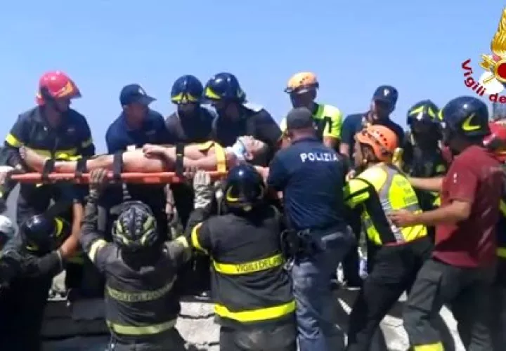 Ciro, de 11 años, es llevado en una camilla después de ser rescatado por bomberos italianos de los escombros de un edificio derrumbado en Casamicciola, en la isla de Ischia, cerca de Nápoles, Italia.  / AP