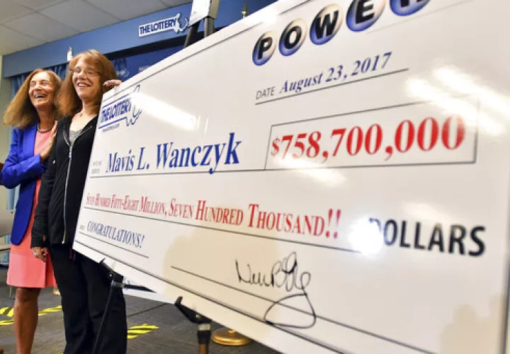 Mavis Wanczyk, de Chicopee, Massachussets, el premio Powerball de 758,7 millones de dólares en la sede de la Lotería Estatal de Massachusetts.  AP