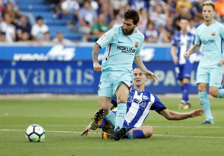 Messi disputa un balón con Rodrigo Ely (c). Foto: EFE