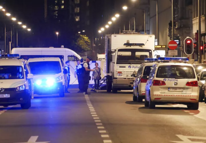 El centro belga de lucha contra el terrorismo dice que los soldados han "neutralizado" a un hombre en el centro de Bruselas. Informes de la prensa indican que el hombre puede haber sido quien disparó después de atacar a las tropas con un cuchillo. AP