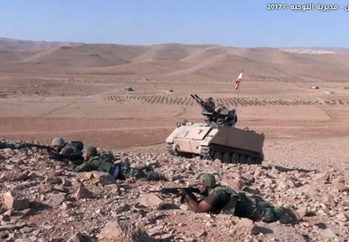 Soldados libaneses toman posición durante una batalla contra militantes del Estado islámico, en las afueras de Ras Baalbek, al noreste del Líbano.  /  Foto: AP - Ilustrativa
