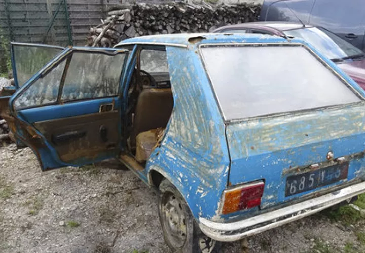 La policía francesa sacó, en una forma sorprendentemente buena, de un pantano, un Peugeot 104 azul robado en el corazón de Champagne de Francia en 1979, pero repleta de cangrejos de río.  /  Foto: AP