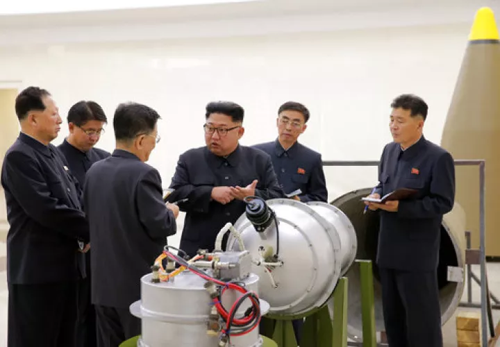 El líder norcoreano, Kim Jong Un inspeccionó la carga de una bomba de hidrógeno en un nuevo misil balístico intercontinental, afirmando dominio tecnológico.  / Foto: AP