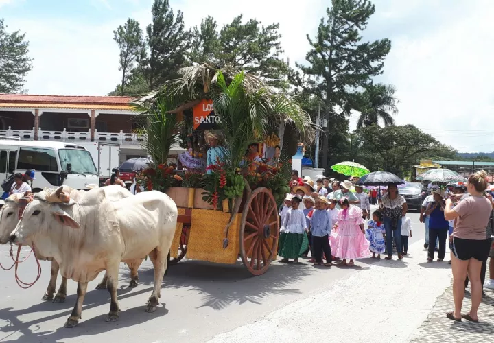 Los niños participaron en el desfile ataviados con sus atuendo típicos.  / Foto: Elena Valdez
