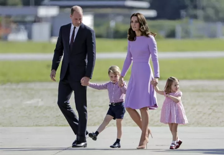 Fotografía de archivo del príncipe Guillermo de Inglaterra y su esposa, la duquesa Catalina de Cambridge, junto a sus hijos, los príncipes Jorge y Charlotte. /  Foto: EFE