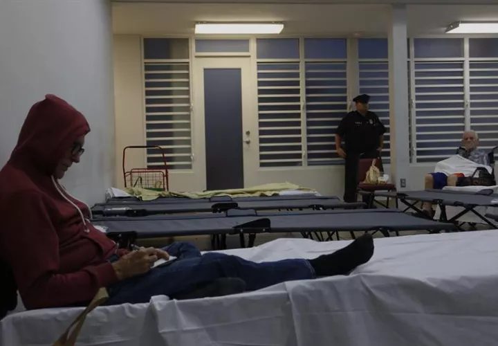 Ciudadanos se refugian en un centro de usos múltiples el miércoles 6 de septiembre ante el paso por la isla del huracán Irma, de categoría 5, en San Juan (Puerto Rico). EFE