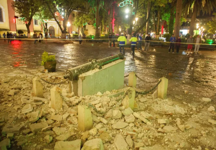 Un monumento rodeado de escombros está acordonado después de un terremoto de 8,1 grados en San Cristóbal de Las Casas, estado de Chiapas, México.  /  Foto: AP