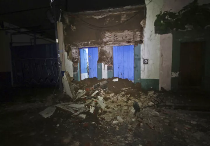 Los restos de un muro colapsado se encuentran en Oaxaca, México, luego de un terremoto a principios del viernes 8 de septiembre de 2017.  / EFE