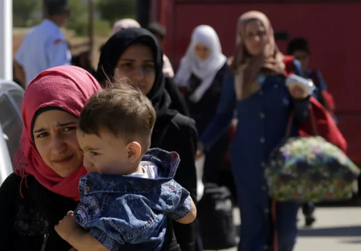 Las mujeres y un niño migrantes de Siria caminan hacia un campamento de refugiados en Kokkinotrimithia, fuera de la capital Nicosia, en la isla mediterránea oriental de Chipre. /  Foto: AP