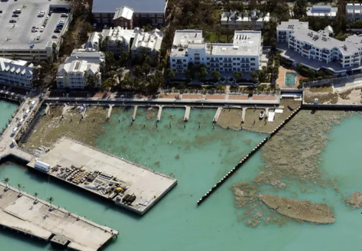 Los restos del huracán Irma se enfrentan a una pared de escombros, en Key West, Florida.  /  AP