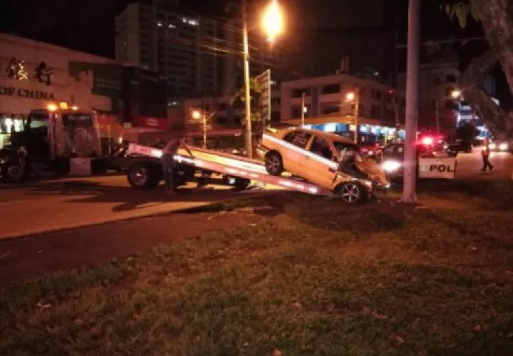 Taxista no hizo el alto y se choca contra poste | Critica