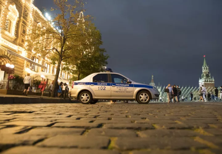 Un coche de policía estacionado frente a la GUM, State Shop, en la Plaza Roja de Moscú, Rusia. /  AP