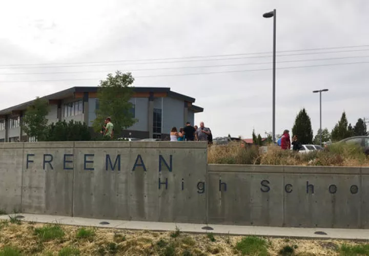 Muchos padres llegaron preocupados a la escuela ubicada cerca de la frontera con Idaho, a unos 40 kilómetros (25 millas) al sureste de Spokane. /  AP