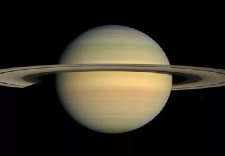 A casi mil millones de millas, telescopios en la superficie terrestre intentarán capturar el destello cósmico. Pero nada logrará acercarse lo suficiente para registrar el fin de Cassini. / Foto: AP