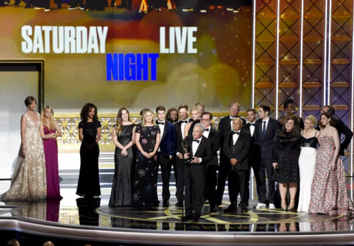 Lorne Michaels y el elenco de SNL aceptan el premio a la destacada serie de esbozos de variedades por "Saturday Night Live" en los 69 premios Primetime Emmy.  /  Foto: AP