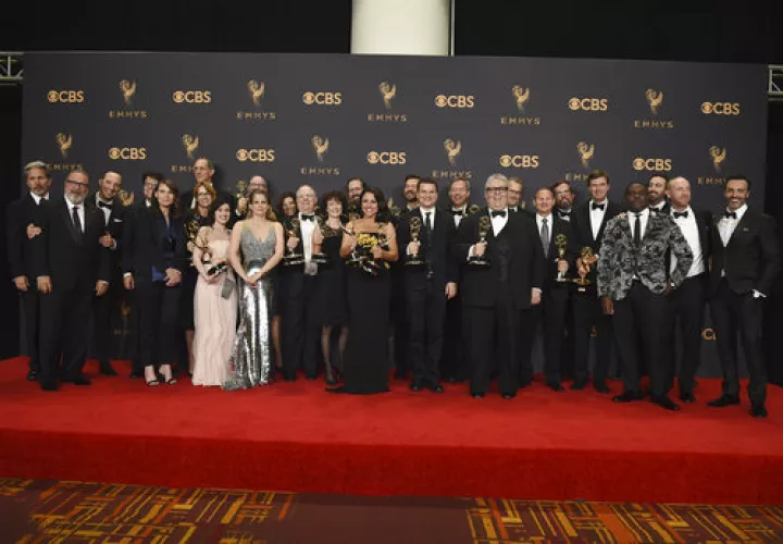 Bruce Miller y el elenco de "The Handmaid's Tale" aceptan el Emmy a la mejor serie de drama el domingo 17 de septiembre del 2017 en Los Angeles.  AP