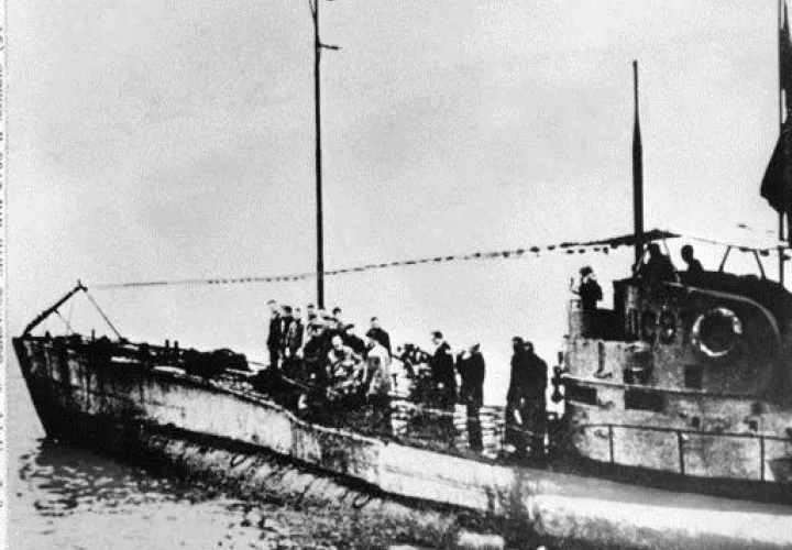 En esta foto sin fecha la gente se levanta en la cubierta de un submarino alemán de la Primera Guerra Mundial tipo UC-97 en un lugar desconocido.  /  AP