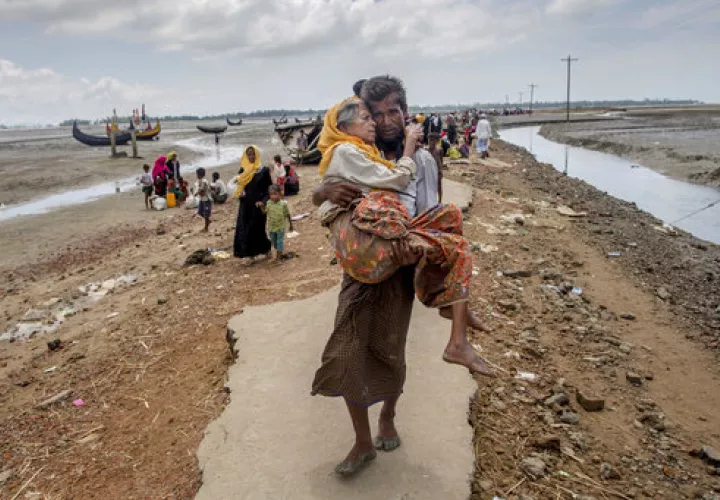 Abdul Kareem, un musulmán rohingya, lleva a su madre, Alima Khatoon, hasta un campo de refugiados tras cruzar desde Myanmar a Bangladesh, en Teknaf, Bangladesh. AP