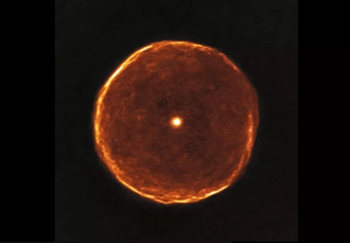 Fotografía sin fecha captada por el sistema ALMA (Large Millimeter/submillimeter Array) que muestra la estructura más fina posible hasta este momento en el exterior de la estrella U Antliae. EFE