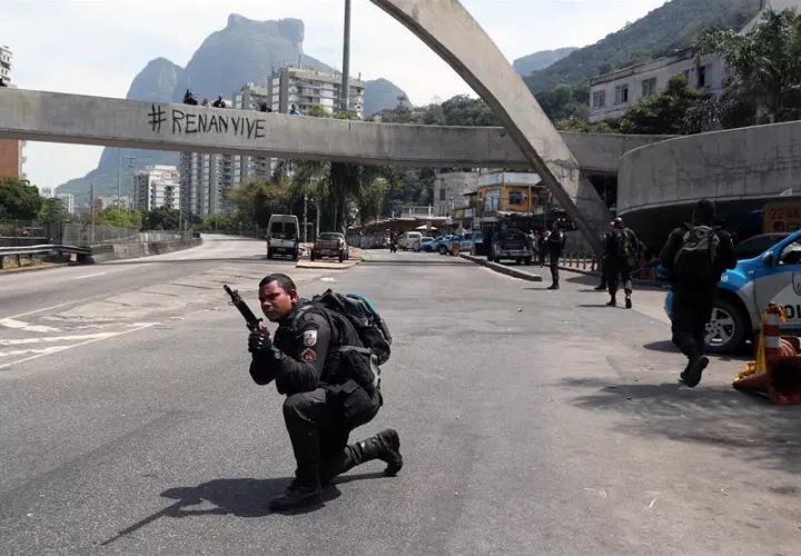 Agentes de la policía militar participan en un operativo en la favela de Rocinha de Río de Janeiro (Brasil). EFE